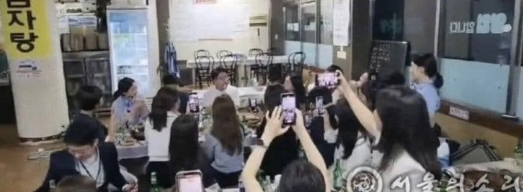 <b>권성동</b>·<b>한동훈</b> 근황..수해 피해 속 '술병 마이크'로 노래까지... 