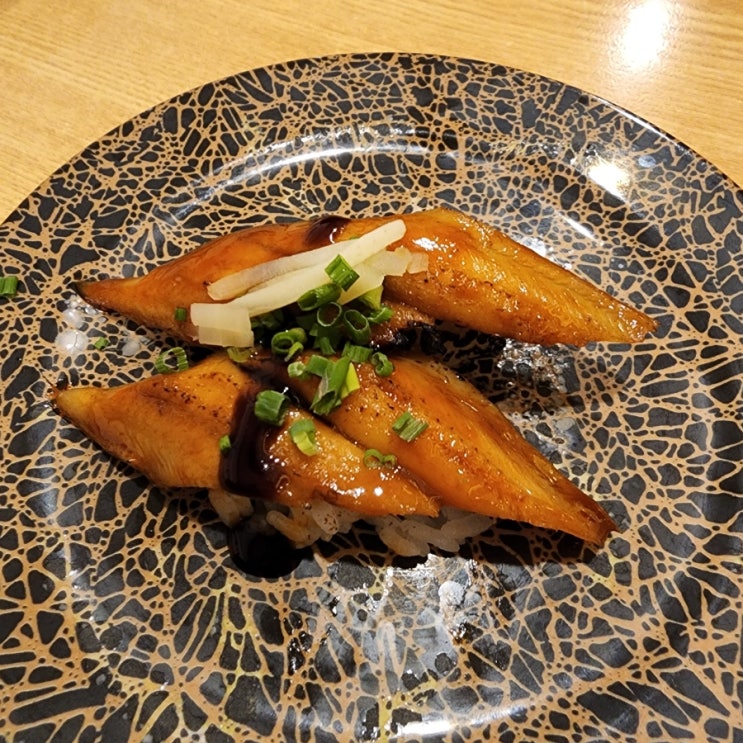  [조원동 회전초밥] 북수원 cgv 패션아울렛 가성비 초밥 맛집 '우리동네 스시카야' 접시당 무조건 1690원 후기