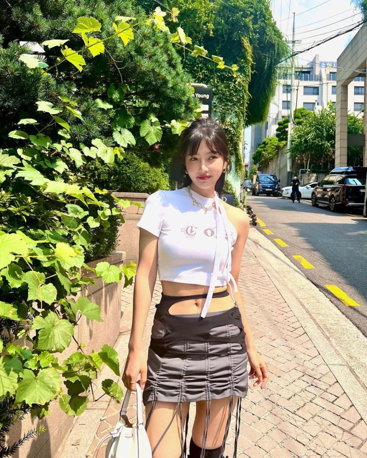 '어쩌다 전원일기' 출연 중인 조이, 크러쉬 깜짝 놀랄 파격 패션...배꼽 살짝 편의점서 화보 찍네 '어쩌다 전원일기' 출연 중인 조이, 크러쉬 깜짝 놀랄 파격 패션...배꼽 살짝 편의점서 화보 찍네