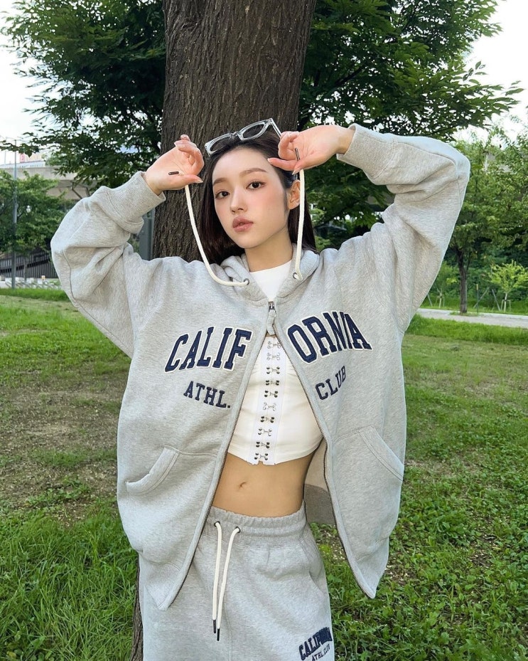 오마이걸 유아, 힙한 갬성 매력의 만찢녀 비주얼...키 159cm의 미친 비율로 요정 미모 눈길 오마이걸 유아, 힙한 갬성 매력의 만찢녀 비주얼...키 159cm의 미친 비율로 요정 미모 눈길