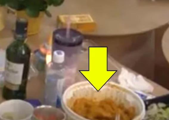 환승연애2 술파티 후 그대로 자리 뜬 출연자 위생상태 논란... 방치된 떡볶이...벌레 나와 경악 환승연애2 술파티 후 그대로 자리 뜬 출연자 위생상태 논란... 방치된 떡볶이...벌레 나와 경악