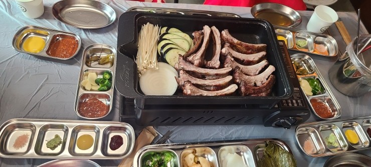  서울시 내발산동에서 캠핑와서 바베큐 먹는 느낌의 고깃집 맛집인 [화곳간] 입니다.