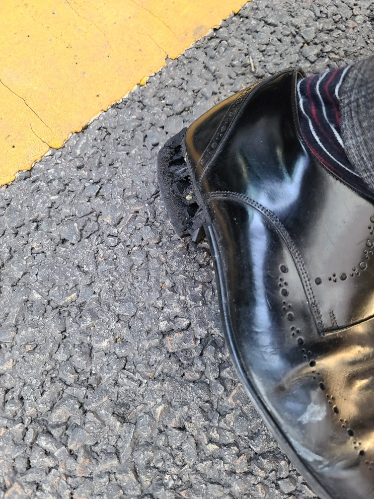  의류수거함 구두 투척 굽이 이런 적은 처음이네
