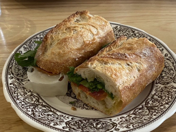  예술의 전당 맛집) 샤퀴테리만 맛있는 줄 알았는데 대놓고 빵도 맛있는 메종조