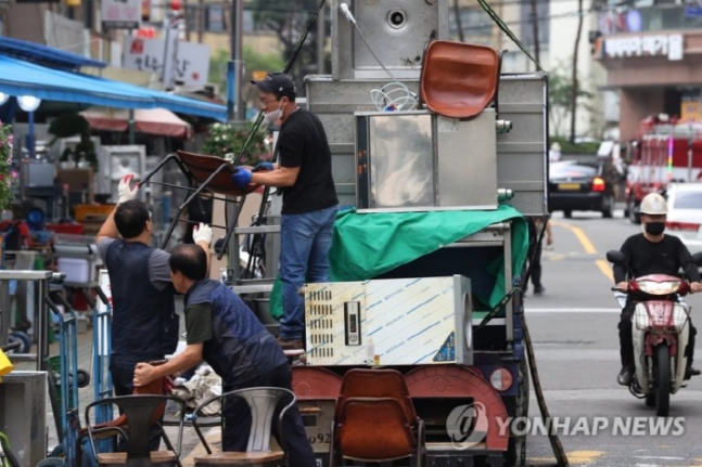 "눈물난다 더는 못버텨"…이자폭탄 불경기에 장사 접는 자영업자 "눈물난다 더는 못버텨"…이자폭탄 불경기에 장사 접는 자영업자