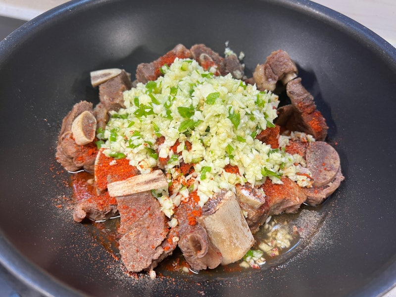 매운갈비찜 레시피. 마늘향 가득한 대구 동인동 매운 소갈비찜 양념장. 비빔밥으로 마무리 - ....