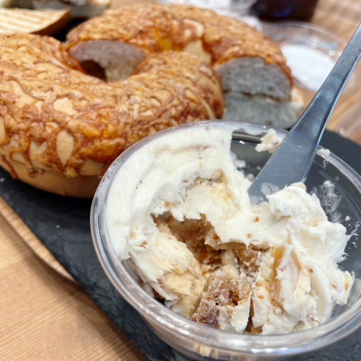  [홍대냠냠] 이거 너무맛있잖아..베이글이 이런거야? 무화과크림치즈와 환상이야!! "포비베이글"