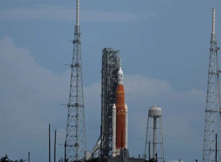 번개에도 불구하고 NASA 달 로켓이 발사 궤도에 올랐습니다 번개에도 불구하고 NASA 달 로켓이 발사 궤도에 올랐습니다