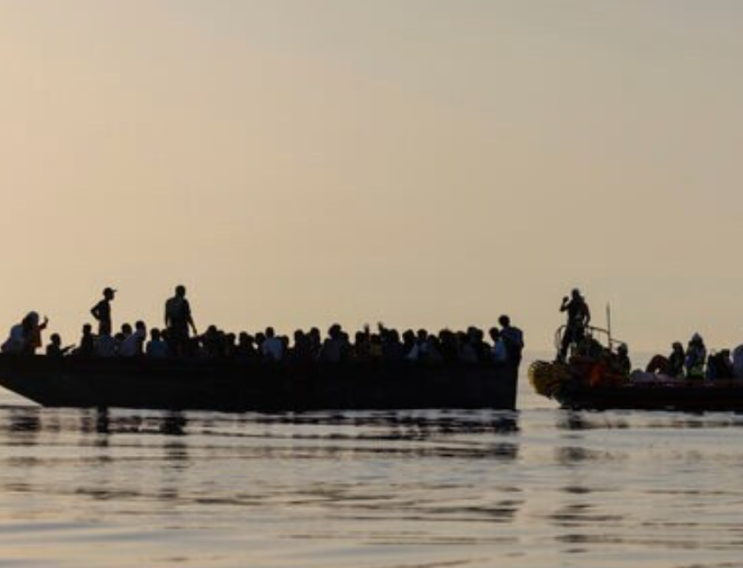 수백 명의 이민자들이 주말 동안 이탈리아 해안에 도착합니다.