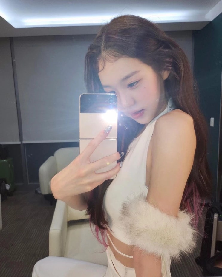 그룹 아이브 멤버 장원영, "저 폰이 저렇게 컸나?" 거울 셀카 공개하자 두 눈을 의심했다 그룹 아이브 멤버 장원영, "저 폰이 저렇게 컸나?" 거울 셀카 공개하자 두 눈을 의심했다