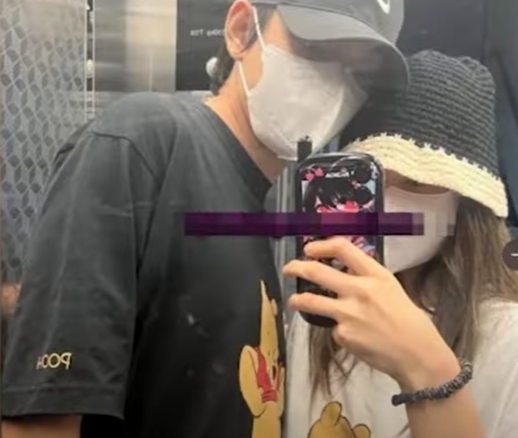 뷔 제니 엘리베이터 커플티 사진 유출됐다... 4번째 커플 사진 열애설... 해킹피해 의혹 뷔 제니 엘리베이터 커플티 사진 유출됐다... 4번째 커플 사진 열애설... 해킹피해 의혹