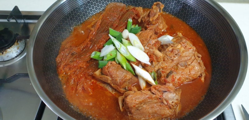 압력솥으로 묵은지 등뼈찜 만들기