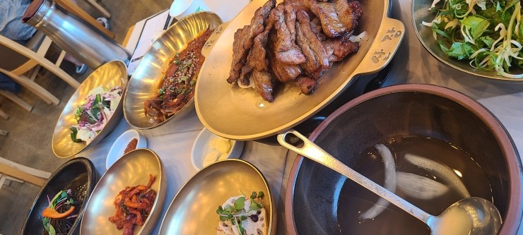  세종시 고복리에서 구워져 나오는 숯불갈비 맛집인 [산장가든] 입니다.