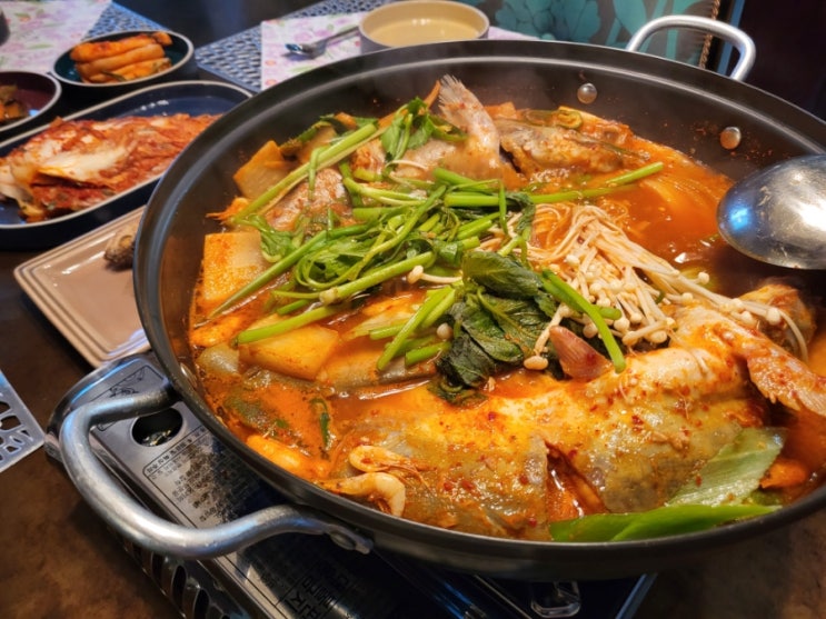  옥강집 / 튼실한 메기 2마리가 들어가는 민물 메기매운탕 밀키트