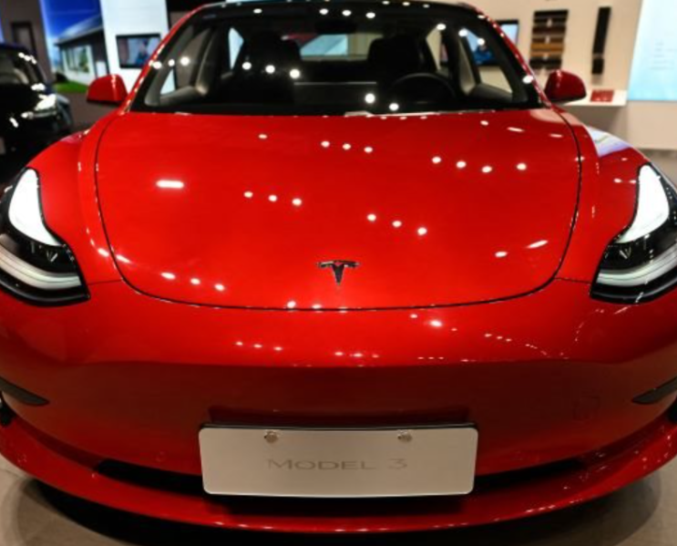 Tesla가 팬텀 브레이크에 대한 집단 행동을 제안했습니다. Tesla가 팬텀 브레이크에 대한 집단 행동을 제안했습니다.