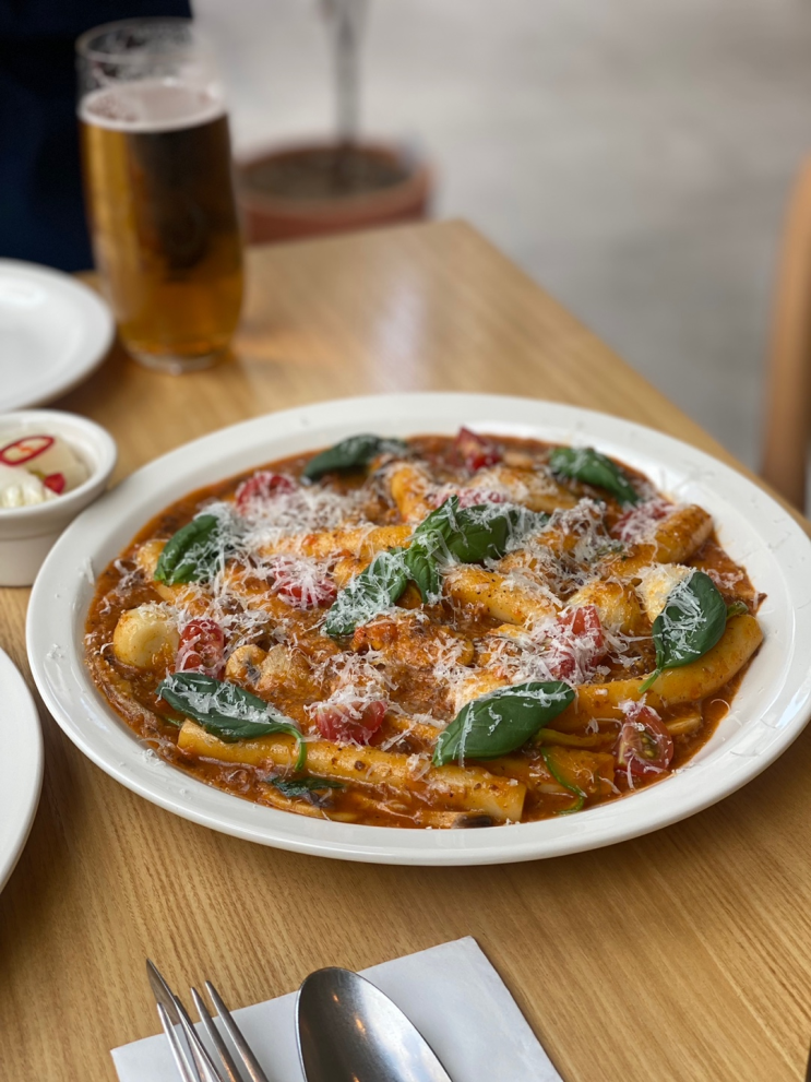  [서울숲역 맛집] 퀴버 Quiver :  라구 떡볶이와 피스타치오 크림 리소토 맛집과 통창이 매력적인 분위기있는 인테리어 맛집을 소개합니다.