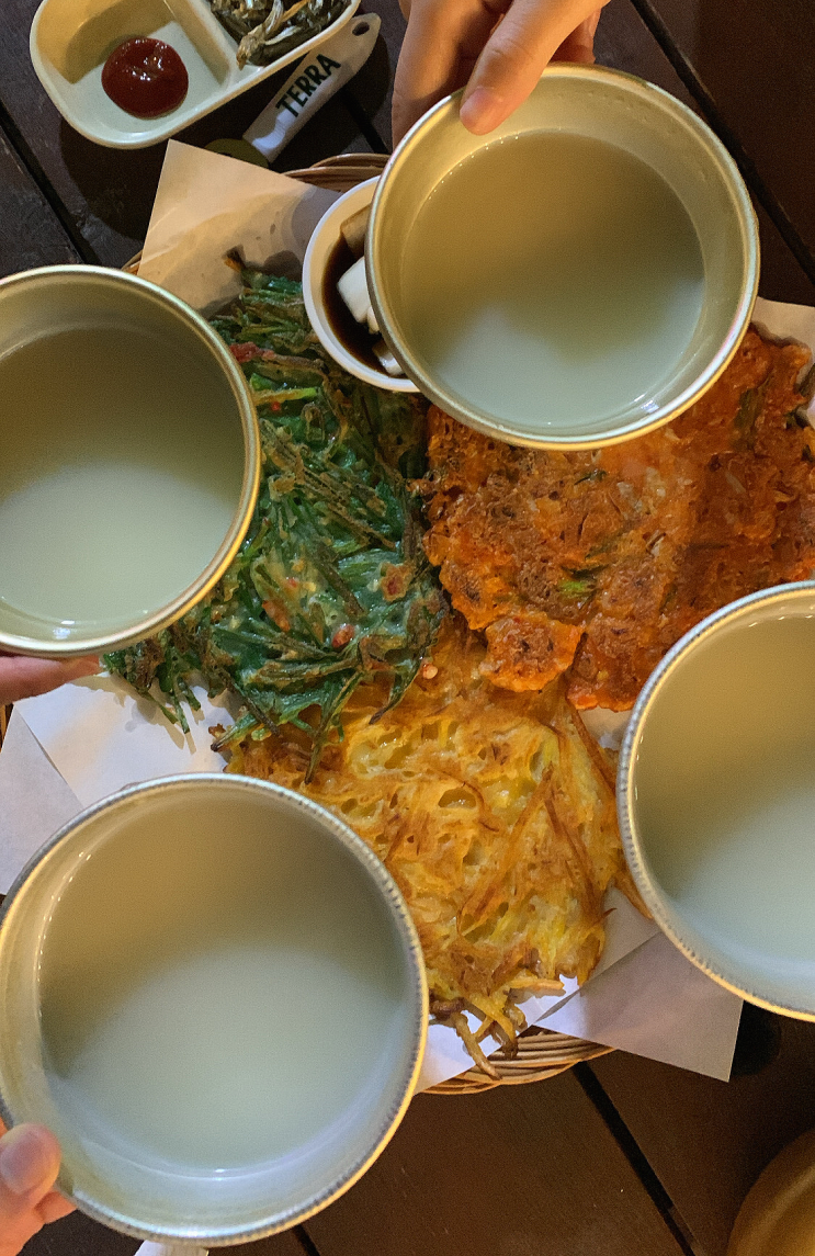  경주 술집 경주당에서 삼색전에 막걸리 한잔