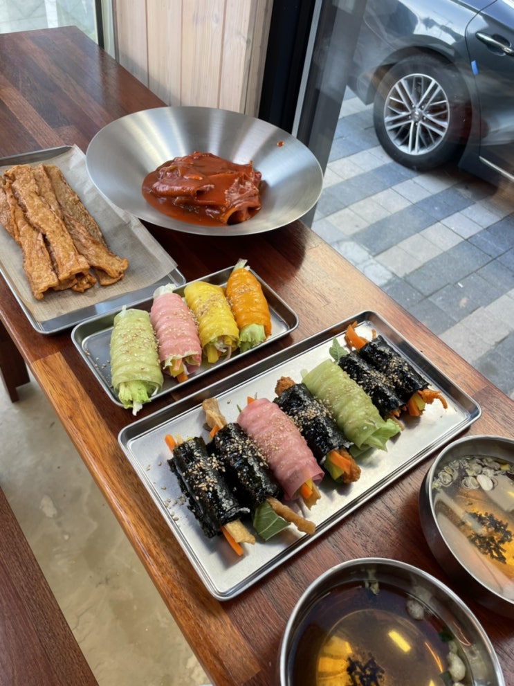  통영 중앙시장 요즘 핫하다는 김밥 비주얼 맛집 “메르치45”