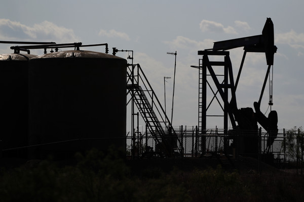 국제유가, OPEC 감산 움직임에 급등…배럴당 100달러 넘길 수도 국제유가, OPEC 감산 움직임에 급등…배럴당 100달러 넘길 수도