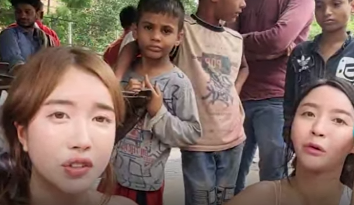 아프리카BJ 박수박 인도 실시간 방송 논란... 노출 심한 의상... 인도 성범죄 위험 우려 아프리카BJ 박수박 인도 실시간 방송 논란... 노출 심한 의상... 인도 성범죄 위험 우려