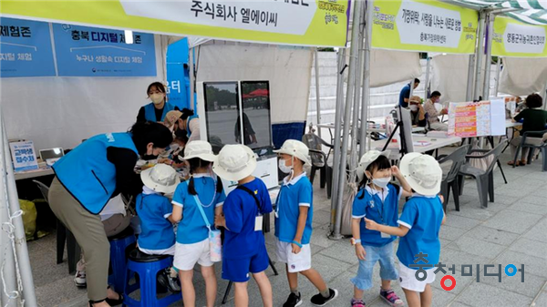 충북디지털배움터 '괴산고추축제장서 찾아가는 디지털 교육'