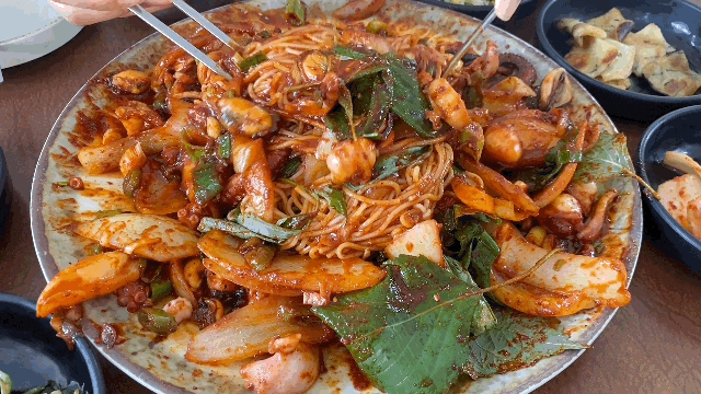  소금바치순이네 - feat. 한라산 각 나오는 돌문어볶음