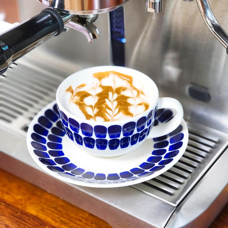 미국 지역 연은 총재, 물가안정 목표 달성 위해 긴축 기조 유지할 방침 _  ft 홈카페 카페라떼 만들기