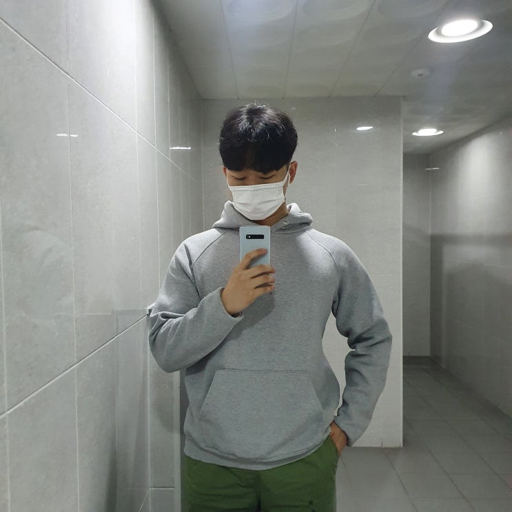 남자 옷 코디 : 초가을 카키 반바지 회색 후드티 남자 옷 코디 : 초가을 카키 반바지 회색 후드티