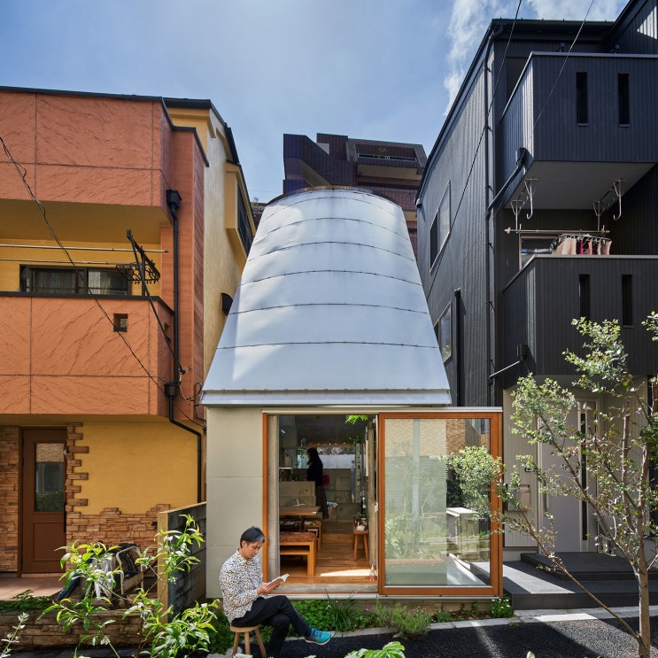콘크리트 구조 양철판 마감 현대판 오두막집 협소 소형 단층주택 짓기