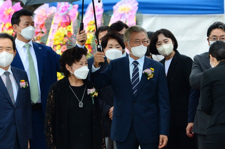 <b>노무현 대통령</b> 기념관' 개관...문재인 前 <b>대통령 참석</b>(뉴스인)