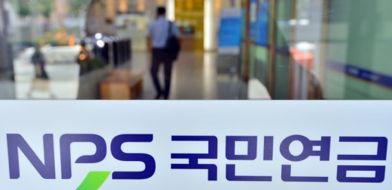"국민연금은 폰지사기" 76조 손실에 노후불안 폭발했다 "국민연금은 폰지사기" 76조 손실에 노후불안 폭발했다