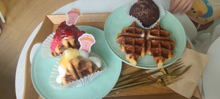  서울시 마곡에서 시원한 민트 디자인의 디저트 카페인 [79파운야드] 입니다.