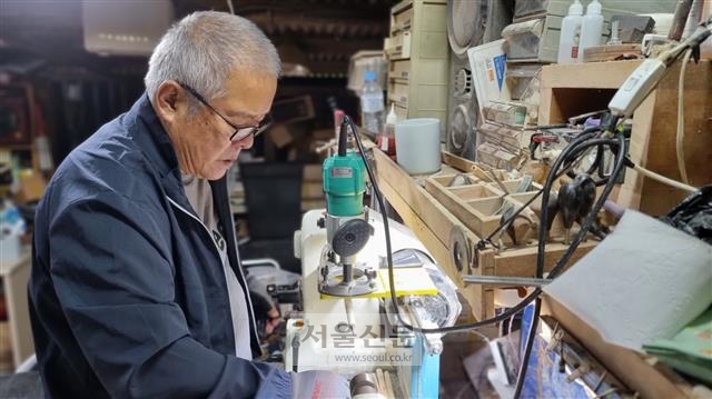 돈돈, 돈이 뭔데예? 샤프 노인의 7500개 약속 돈돈, 돈이 뭔데예? 샤프 노인의 7500개 약속