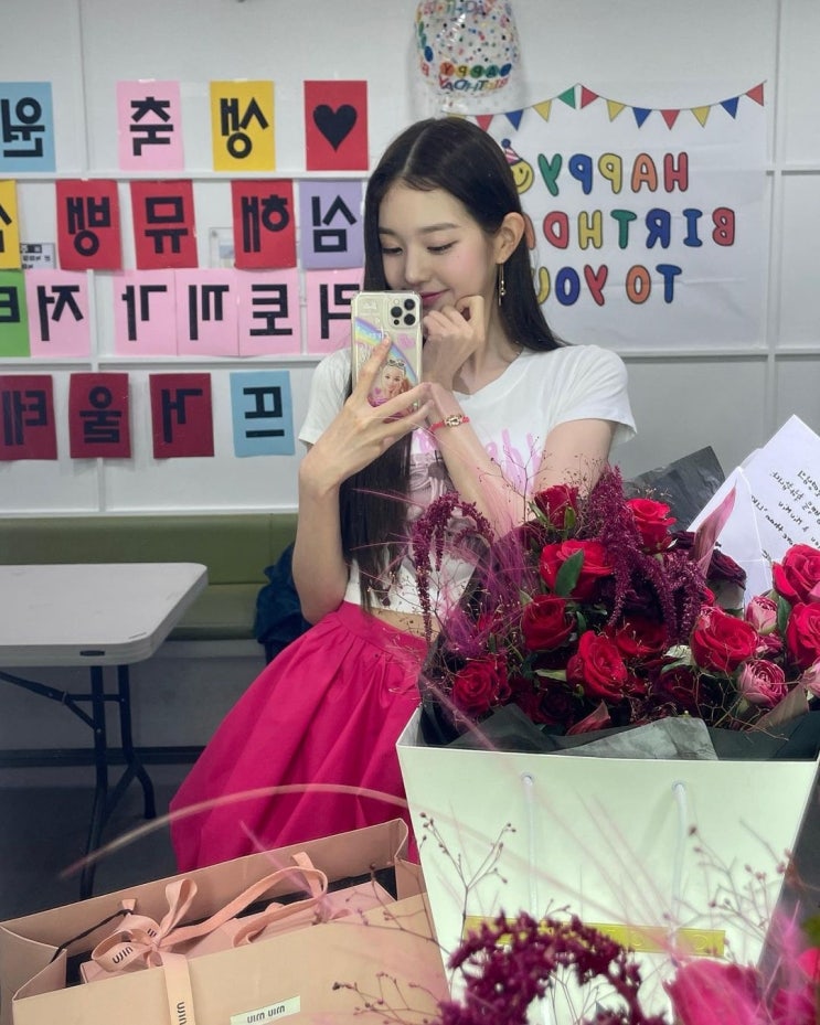 아이브 장원영, 19살 생일에 쏟아진 선물...꽃으로 둘러싸인 행복한 우리 공주님 "핫핑크 인형 비주얼" 아이브 장원영, 19살 생일에 쏟아진 선물...꽃으로 둘러싸인 행복한 우리 공주님 "핫핑크 인형 비주얼"