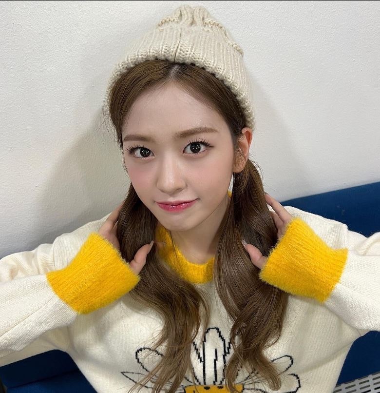 IVE An Yujin Wallpaper: Selca Photos