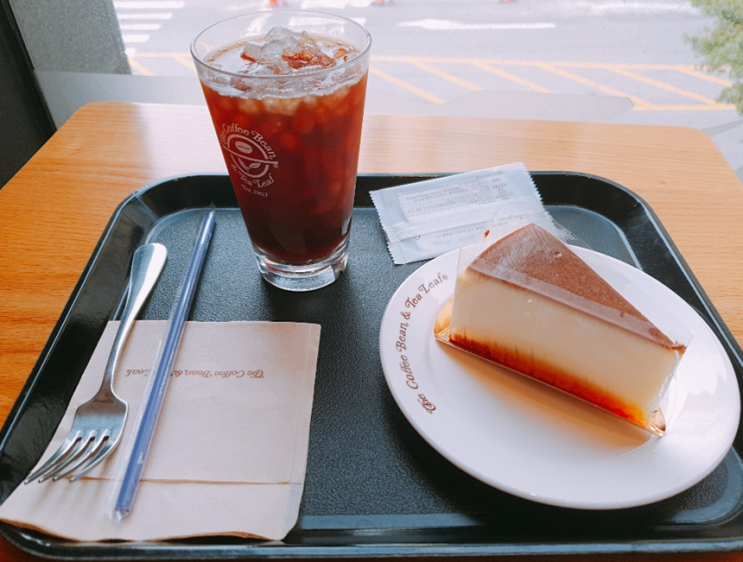  커피빈 아이스 아메리카노 그리고 조각 케이크 하나!