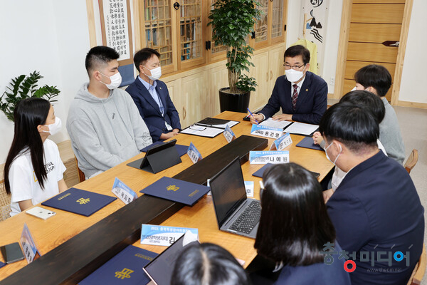  윤건영 충북교육감-충북학생참여위원회 소통 간담회