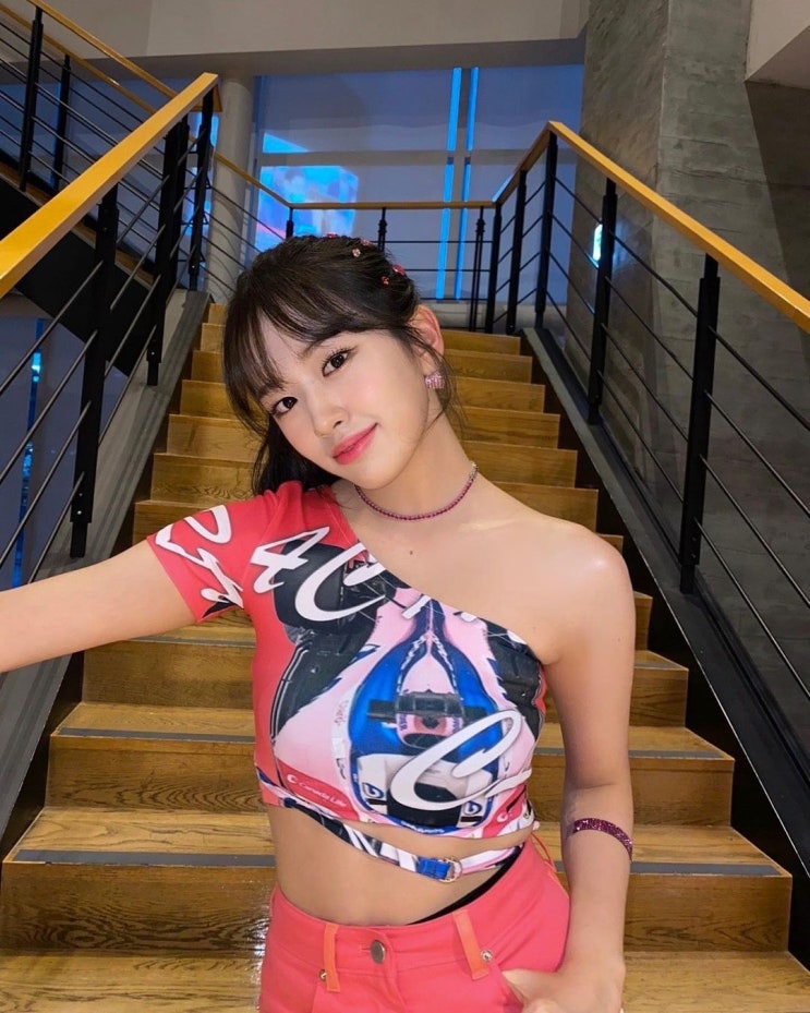 아이브 안유진, 스무살 생일 맞은 행복한 미소...긴다리 뽐내며 상큼 발랄 비주얼로 멍뭉미 넘친 윙크도 아이브 안유진, 스무살 생일 맞은 행복한 미소...긴다리 뽐내며 상큼 발랄 비주얼로 멍뭉미 넘친 윙크도