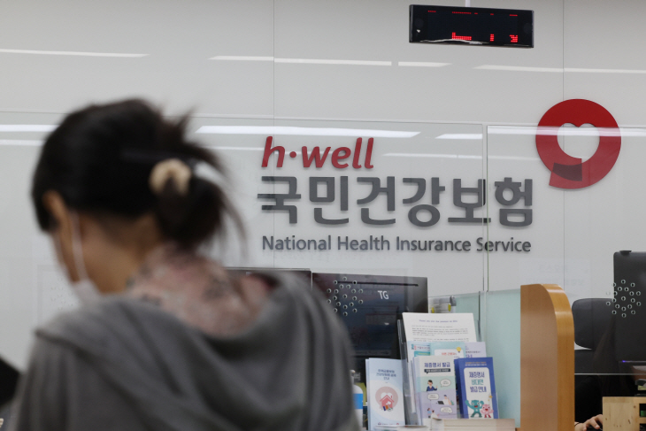 연봉급 공무원·국민연금에도 건강보험 피부양자 등록? 소득기준 강화에 자격 상실 연봉급 공무원·국민연금에도 건강보험 피부양자 등록? 소득기준 강화에 자격 상실