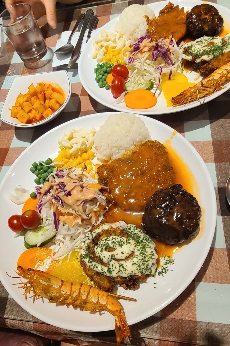  경기도 일산에서 옛날 경양식 느낌이 나는 맛집인 [밤비노 경양식] 입니다.