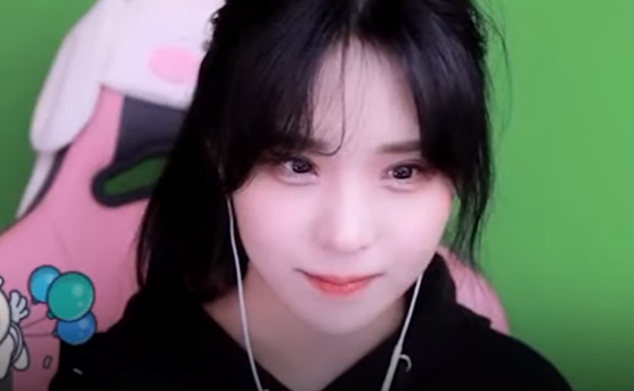 아프리카TV BJ냥슬 열애공개 하루 만에 결별한 상황... 룰러와 결별엔딩... 극성팬 인신공격 아프리카TV BJ냥슬 열애공개 하루 만에 결별한 상황... 룰러와 결별엔딩... 극성팬 인신공격
