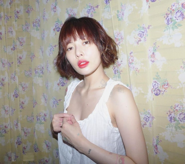 '던' 현아, 싸이와 결별 후 속옷만 입은 채 몽환미 작렬...배꼽 피어싱과 골반 타투가 눈길 '던' 현아, 싸이와 결별 후 속옷만 입은 채 몽환미 작렬...배꼽 피어싱과 골반 타투가 눈길