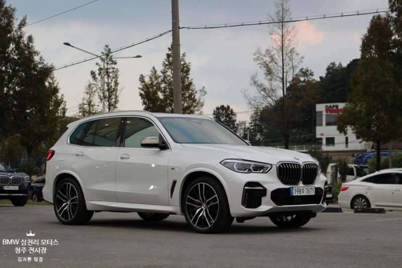 8기통 가솔린 고성능 SUV, BMW X5 M50i 미네랄 화이트 출고