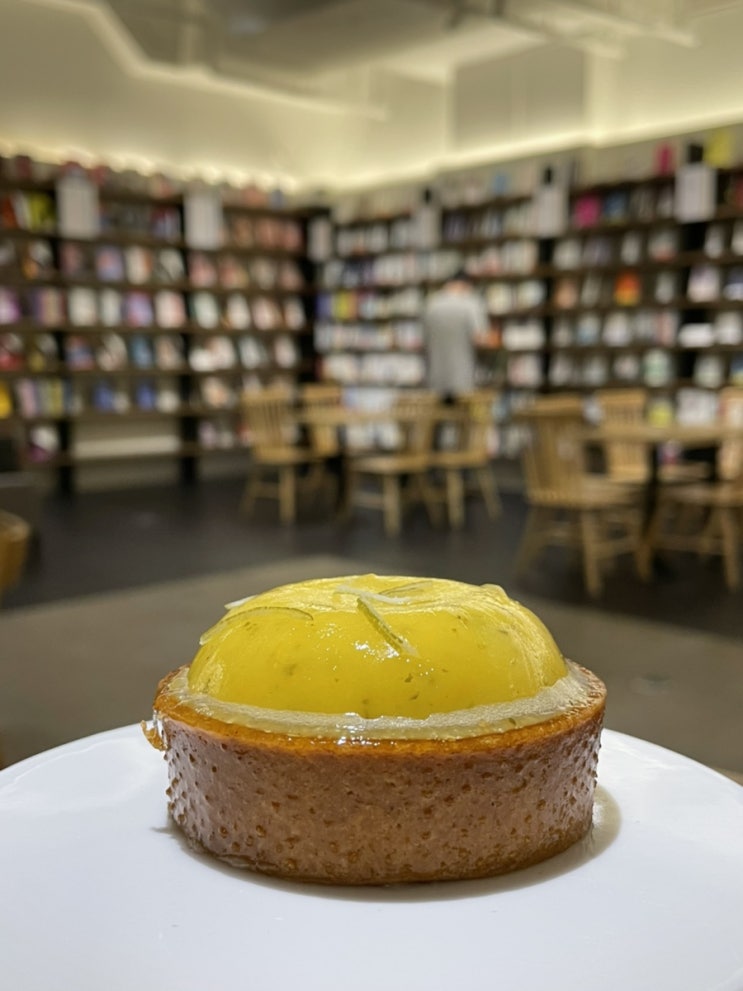  신사 가로수길: 프랑스에서 온 디저트 북카페 - 카페꼼마 & 얀쿠브레