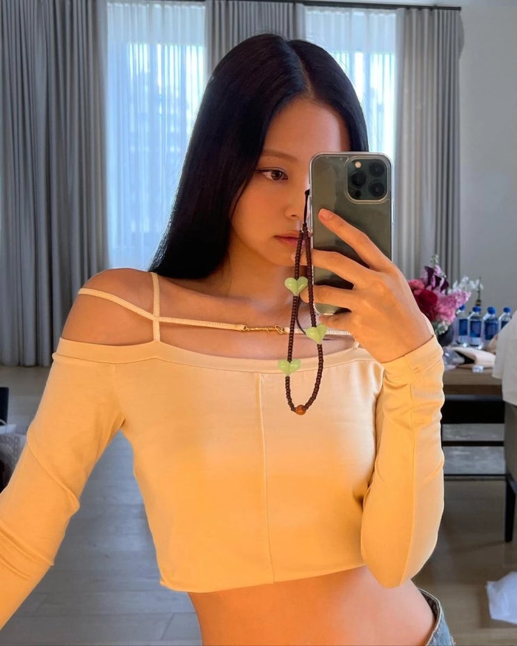 블랙핑크 로제, 제니와 똑같은 휴대폰 액세서리 한 사진 올려...커플 아이템 '' 커플템 포착돼 블랙핑크 로제, 제니와 똑같은 휴대폰 액세서리 한 사진 올려...커플 아이템 '' 커플템 포착돼