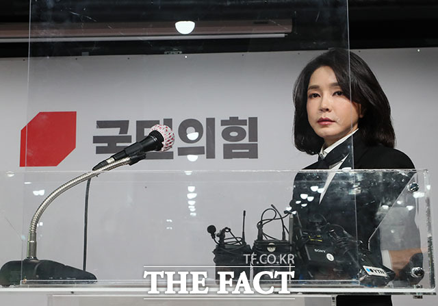 [단독] <b>경찰</b>, '<b>허위</b>경력 거짓 해명' 尹<b>대통령</b> 부부 불송치