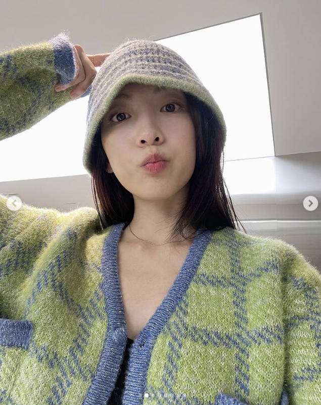그룹 카라 출신 강지영, 생전 좋아하던 복숭아 들고 고(故) 설리 묘소 찾아 "동갑내기 절친" 그룹 카라 출신 강지영, 생전 좋아하던 복숭아 들고 고(故) 설리 묘소 찾아 "동갑내기 절친"