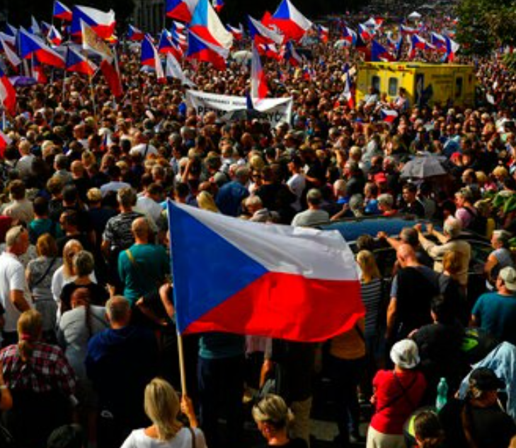 수만 명이 체코 정부에 항의합니다.