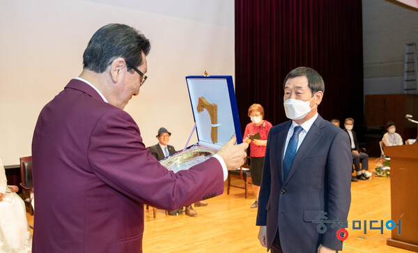 이재영 증평군수, 문학적인 정치인상·신인문학상 수상
