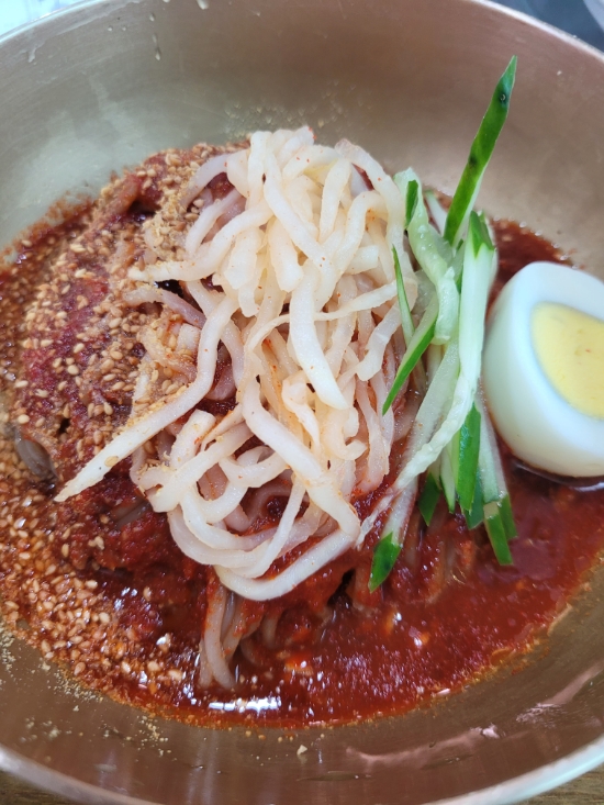 늘어지는 일요일 점심 밀란국수 비빔국수먹고 후식은 소금빵 늘어지는 일요일 점심 밀란국수 비빔국수먹고 후식은 소금빵